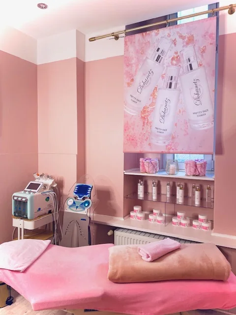Ruhiger Behandlungsraum im Pretty WoMen Studio Berlin mit Pflegeprodukten