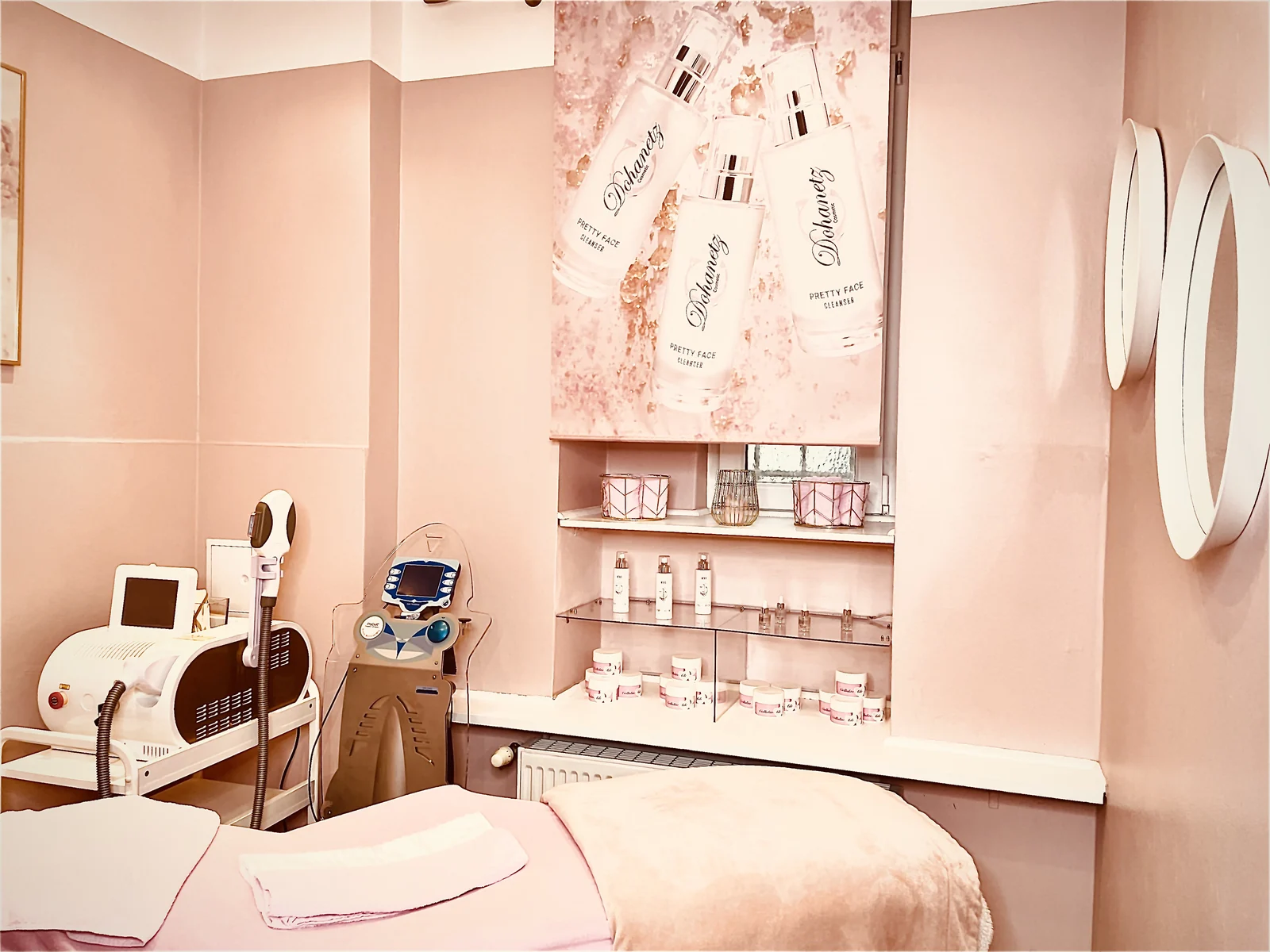 Behandlungszimmer mit IPL- und Lasergeräten im Pretty WoMen Studio Berlin Wilmersdorf